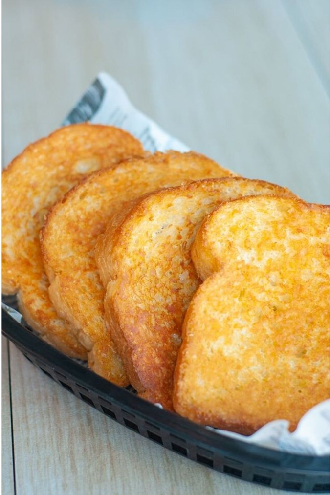 3-ingredient Sizzler cheese bread. Image: Australia Fair/Facebook