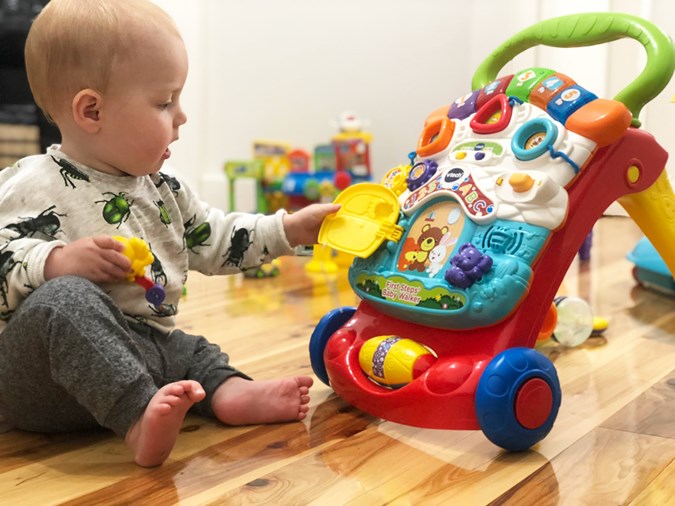 First Steps Baby Walker developmental benefits include: Motor Skills • Manipulative features strengthen motor skills. • Walker encourages first steps. Language Development • Introduction to animals, colours, shapes and sounds stimulates verbal imitation. Discovery & Exploration • Variety of interactive features encourage discovery. • Playful phrases, songs, sounds and melodies help develop your child’s imagination.